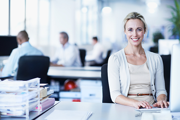 Frau vor Computer; Quelle: iStock, kupicoo