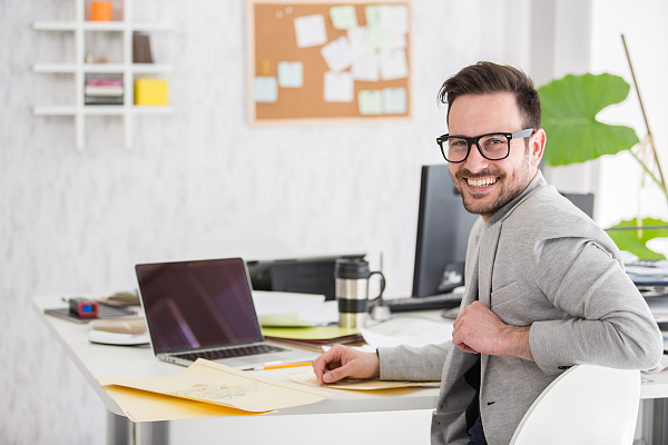 Mann vor Laptop; Quelle: iStock, fotostorm