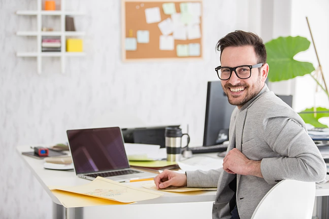 Mann vor Laptop; Quelle: iStock, fotostorm